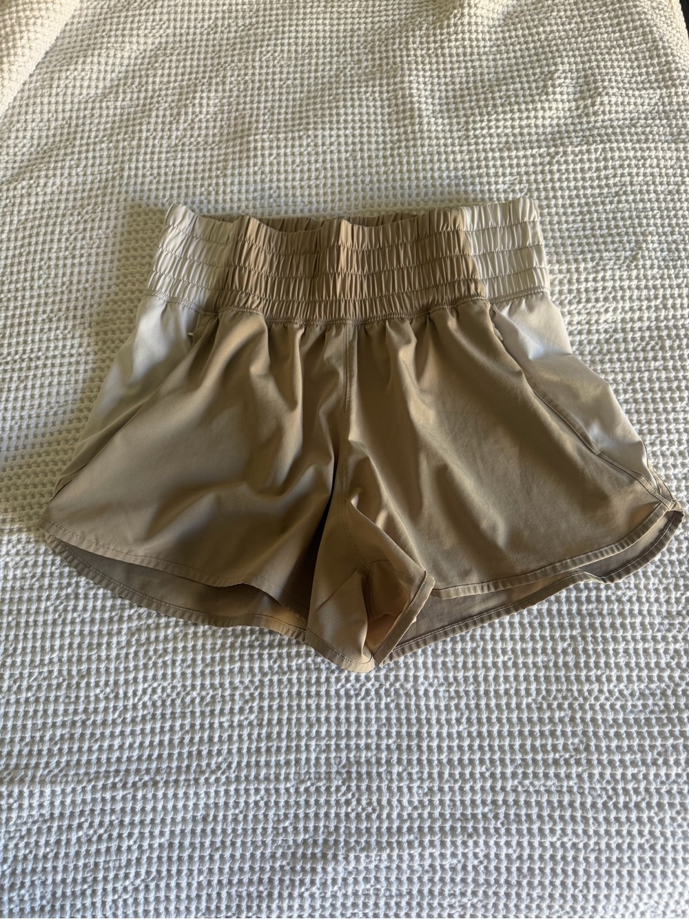 YPB - Abercrombie High-Waist Smocked Waistband Women's Shorts — Tan and white M
